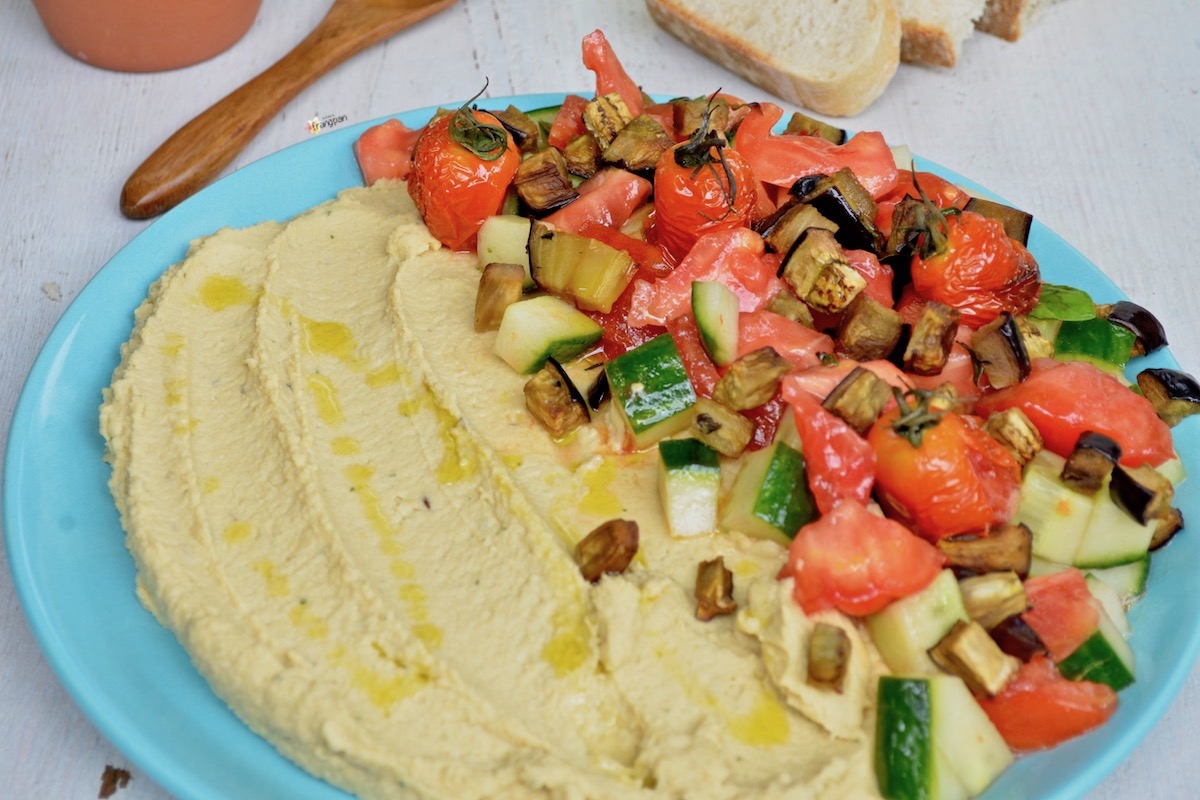 Tomaten-Gurken-Salat mit gerösteten Auberginen und Hummus | profumo di ...