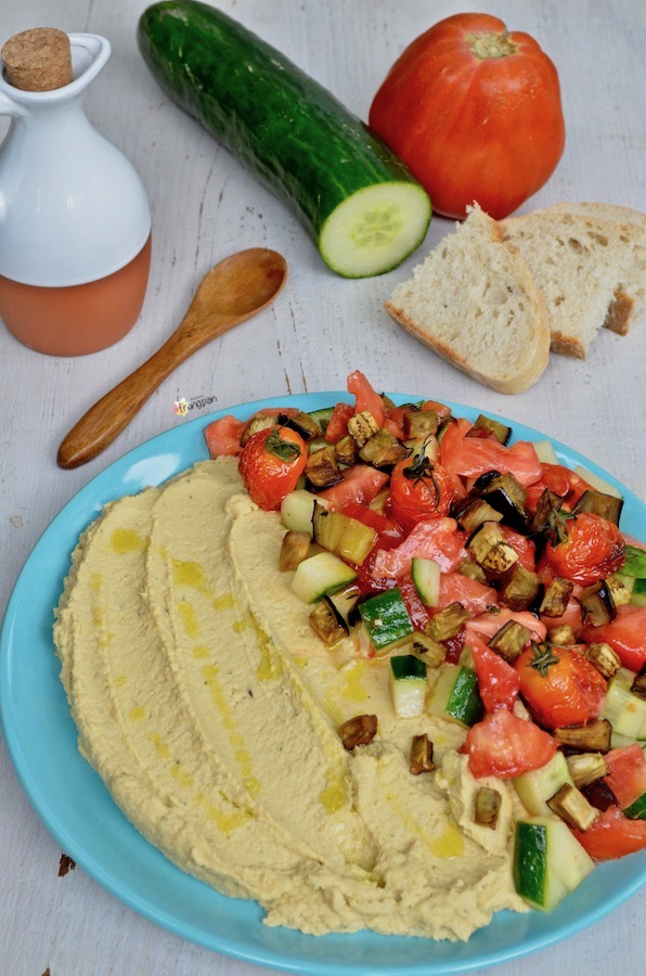 Tomaten-Gurken-Salat mit gerösteten Auberginen und Hummus | profumo di ...